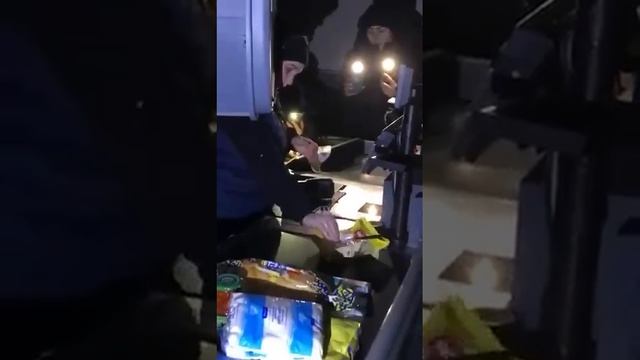 В Киеве нет света - люди ходят в магазины с фонариками. смотреть онлайн