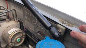 Suzuki Grand Vitara XL-7 установка газовых упоров капота