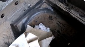 Восстановление мерседес 124 - Снимаем замок лючка бензобака.