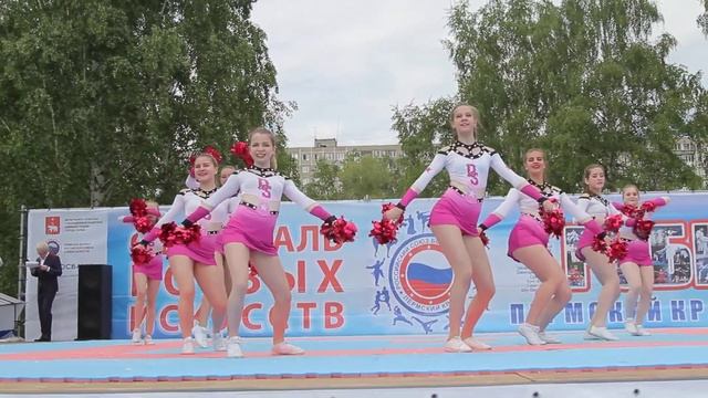 daisy - черлидеры  показали свой коронный номер