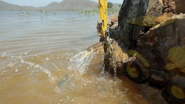 Экскаватор JCB вытащил игрушки из воды смотреть онлайн