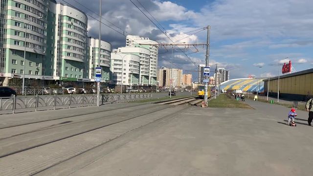 Трамвай №4 на улице Фучика в районе ТЦ Дирижабль, г. Екатеринбург, 03.05.2022 смотреть онлайн