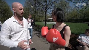 Боксёр против прохожих / Попробуй выруби боксера за деньги