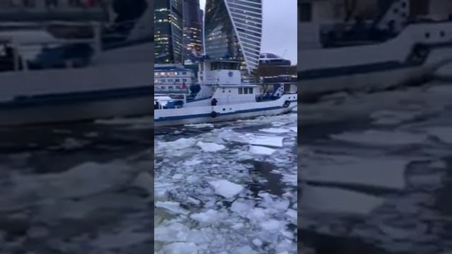 Речная прогулка зимой. Мосфлот