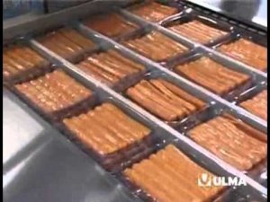 Упаковка сосисок в мягкую пленку на термоформере