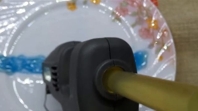 Игрушка для малыша из клеевого пистолета.Watch the kid's glue gun. смотреть онлайн