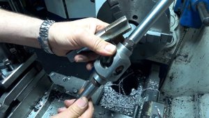 Нарезание трубной резьбы резцом и метчиком