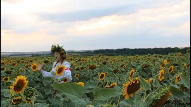 "Реснички" исполняет Детский народный ансамбль "Колосок" смотреть онлайн