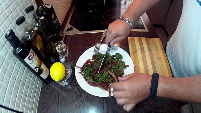 Варёные  Листья Свеклы С Тунцом . Греческая_кухня