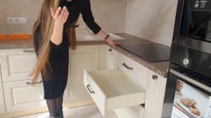 Бежевая кухня 14 кв.м в стиле неоклассика. Смотреть обзор.