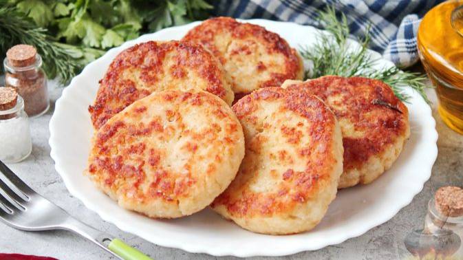 Румяные снаружи, нежные внутри.
РЫБНЫЕ КОТЛЕТЫ С КАРТОФЕЛЕМ
