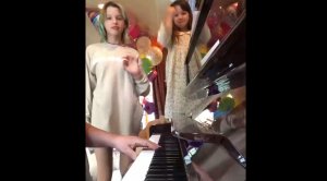 Дочери Миллы Йовович поют песню "Антошка"