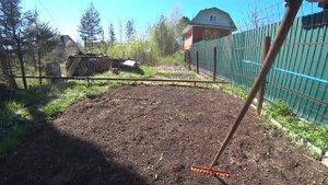 Насыпная грядка для посадки картофеля.