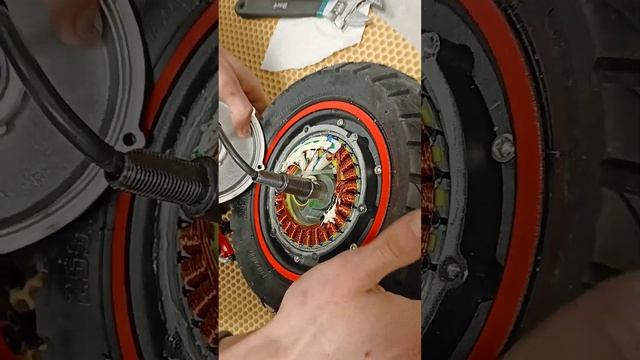Наблюдать за руками мастерами - особое удовольствие ⚙️ #электросамокаты #ремонтэлектросамокатов