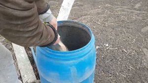 Приготовление удобрения из куриного помёта.