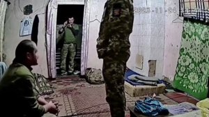 Взаимоотношения офицера и солдата ВСУ.
На скрытую камеру засняли разговор, где солдат отказывается.