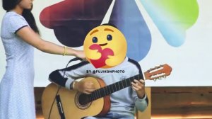 Акулаев Максим"жил мальчишка на краю земли"играет на гитаре.