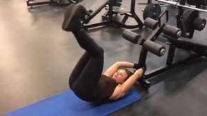 Обратные скручивания на полу, на мышцы пресса