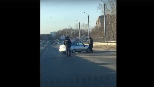 Мужик в Челябинске кидается с ножом на полицейских смотреть онлайн