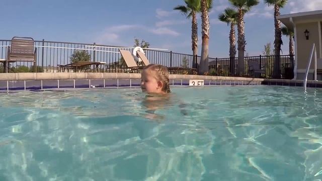 Русалки существуют!!! Плаваем в бассейне. Обзор бассейна смотреть онлайн