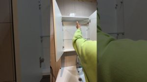 Установка шкафчика на стену в санузел