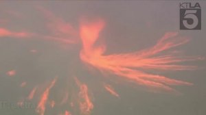 Красивый и жуткий огненный торнадо