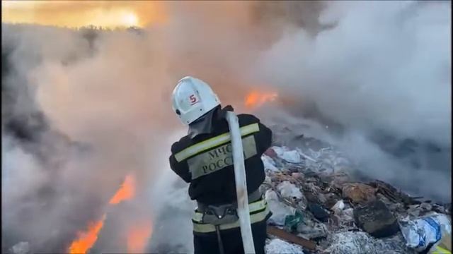 МЧС о пожаре на полигоне ТБО в Березовском смотреть онлайн