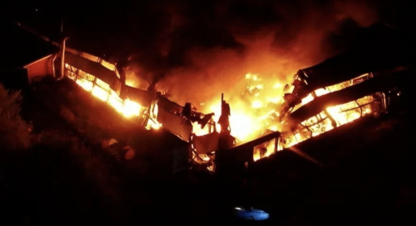 Пожар на лакокрасочном предприятии в Ижевске сняли с высоты птичьего полета