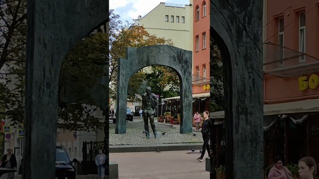 Памятник поэту и исполнителю Булату Окуджаве в Москве, на Арбате. Двор, где он жил.