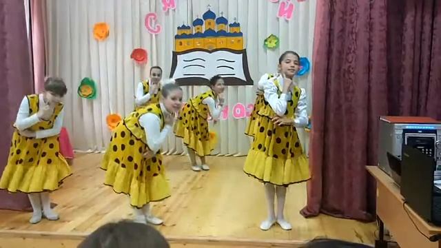 Русский народный танец "Калинка-малинка". Руководитель: Жучкова К.И.