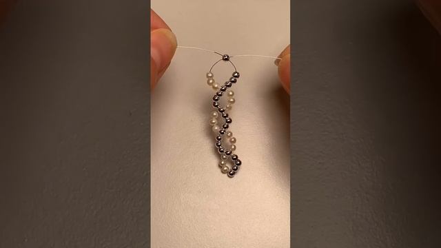 How to make a beaded ring tutorial #handmade #jewelry #wirewrapjewelry #diy #beads #wirewrapped