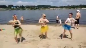 Пляжная вечеринка. Разучиваем гавайский танец.