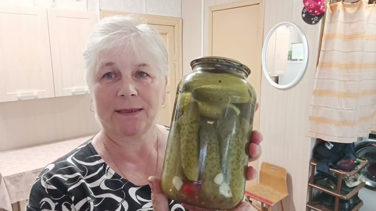 На обед делала Оливье. Обрезала помидоры . Выпекала формовой хлеб!!!
