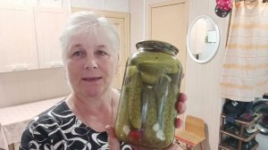 На обед делала Оливье. Обрезала помидоры . Выпекала формовой хлеб!!!