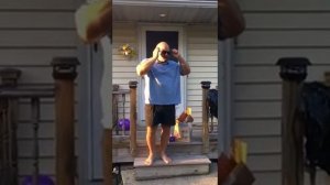 Неподдельные эмоции 66 летнего мужчины, которому в день рожденье подарили очки для дальтоников