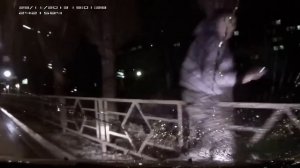 Липецкие хулиганы разбивают автомобиль битами прямо на дороге.