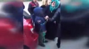 Женщина привязала ребенка к машине и протащила 100 метров