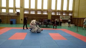 Рука крошит отточенную сталь