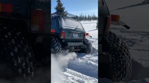 Нива на треколовских колесах застряла в снегу