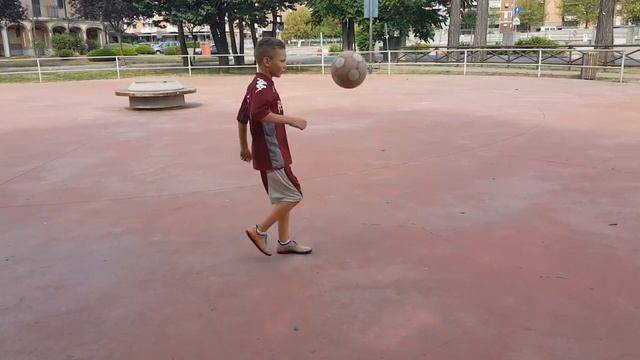 ⚽КАК ПРАВИЛЬНО ЧЕКАНИТЬ ИЛИ НАБИВАТЬ МЯЧ БОЛЕЕ 1000 РАЗ⚽-⚽COME FARE PIU DI 1000 PALLEGGI⚽ смотреть онлайн