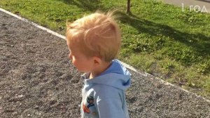 Как малыш Ян в 1 год учится ходить во дворе. As a baby Jan in 1 year learns to walk in the yard.