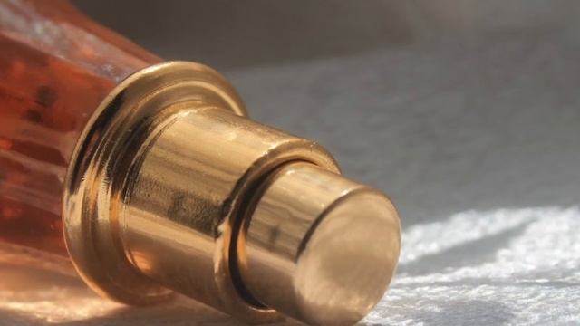 Чтобы шлейф был длинным, а запах стойким: Даже духами надо уметь пользоваться