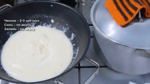 Великолепный ужин – картошка в сливочном соусе с зеленью на сковороде