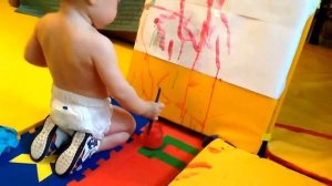 Аутизм. 1 год 4 мес. Первые рисунки красками. Autistic baby is painting his first picture