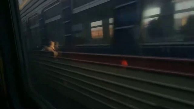 З вікна електропоїзда: заїзд електропоїзда ЕПЛ2Т-028 на ст. Кривий Ріг Головний смотреть онлайн