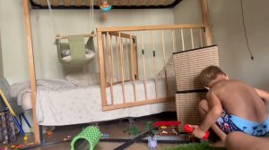 Сын играет в поезд на радиоуправлении 30 июля 2024 год