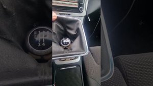 Снятие юбки рычага КПП VW PASSAT B6.