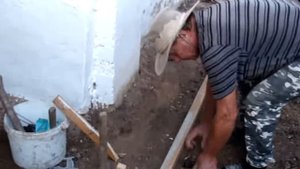 MOV08133 x264 001   Подготовка опалубки, инструмента для заливки отмостки вокруг дома.