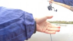 Фидер на реке осенью. Ловля на фидер на глубине.