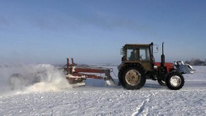 Первый выезд и расчистка дорог грейдером!